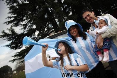 Fans wait to greet the Argentine soccer team after their arrival at Ministro Pistarini airport in Buenos Aires July 4, 2010. Argentina were knocked out of the 2010 World Cup after being defeated 4-0 by Germany in the quarter-finals.